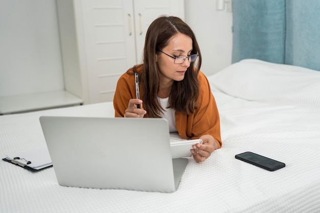 Foto gratuita hermosa mujer disfrutando de trabajar en casa