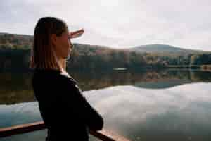 Foto gratuita hermosa mujer disfrutando de la vista del paisaje