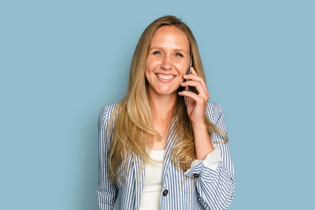 Hermosa mujer con un dispositivo digital de llamada de teléfono