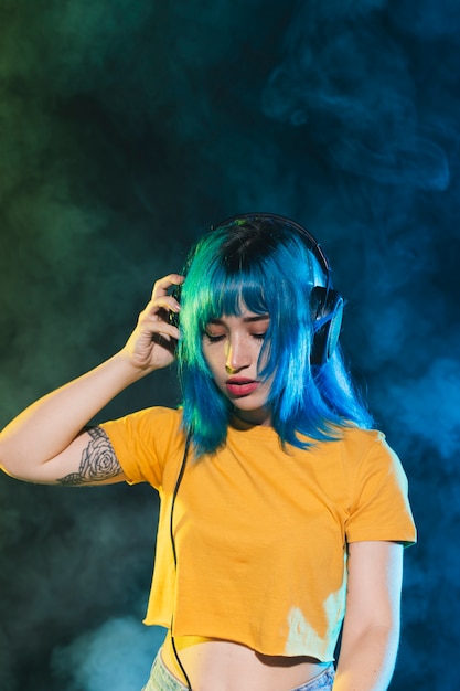 Hermosa mujer dj con auriculares