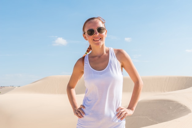 Hermosa mujer en las dunas de arena