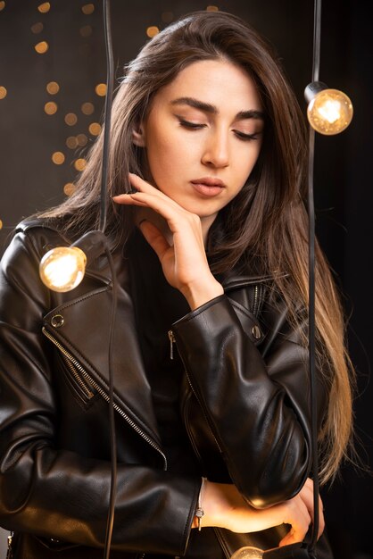 Hermosa mujer elegante con chaqueta de cuero negra.