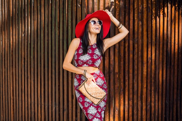 Hermosa mujer elegante posando en madera