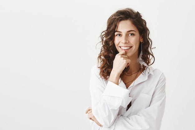 Hermosa mujer elegante sonriendo, mirando interesado