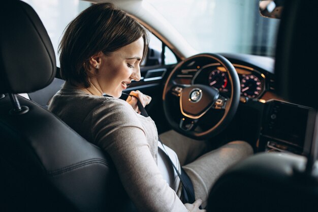 Hermosa mujer embarazada en auto