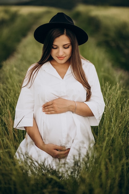 Foto gratuita hermosa mujer embarazada en un campo