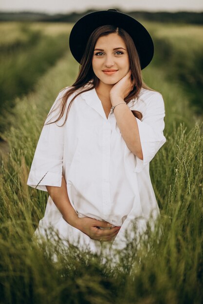 Hermosa mujer embarazada en un campo