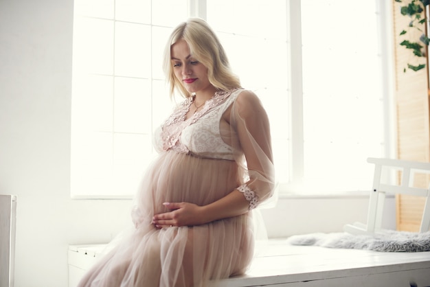 Hermosa mujer embarazada con gran barriga en un estudio.