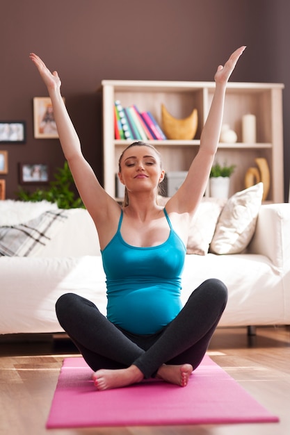 Hermosa mujer embarazada haciendo yoga