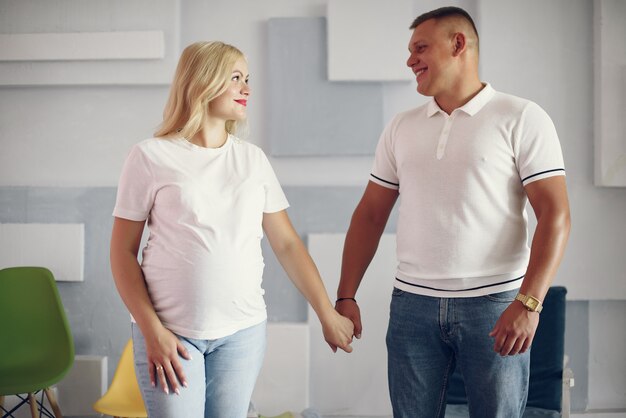 Hermosa mujer embarazada con su esposo en un estudio