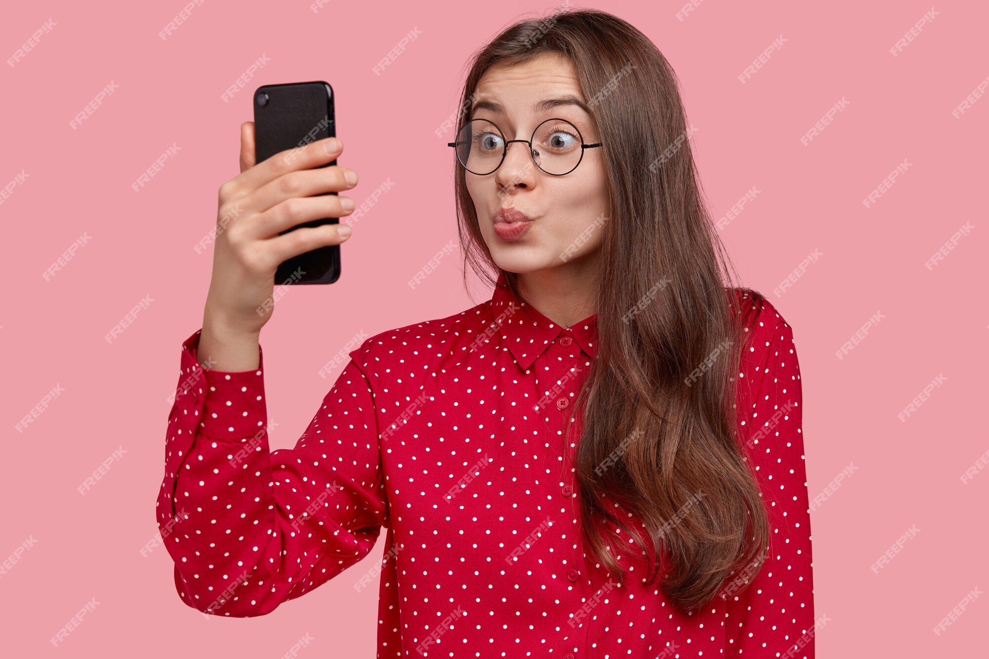 Hermosa mujer encantadora selfie en celular, hace pucheros los labios en la cámara, usa lentes ópticos disfruta del tiempo libre | Foto