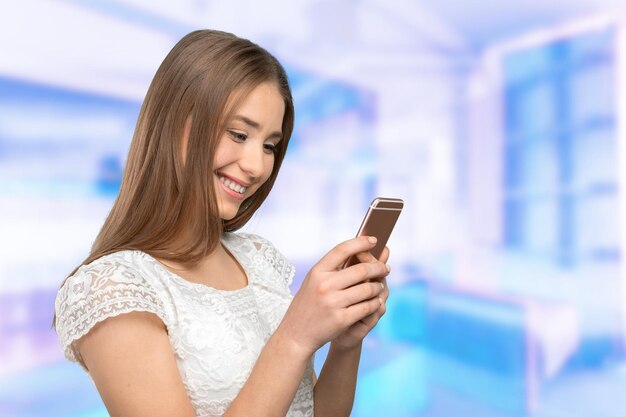 Hermosa mujer enviando mensajes de texto en su teléfono celular