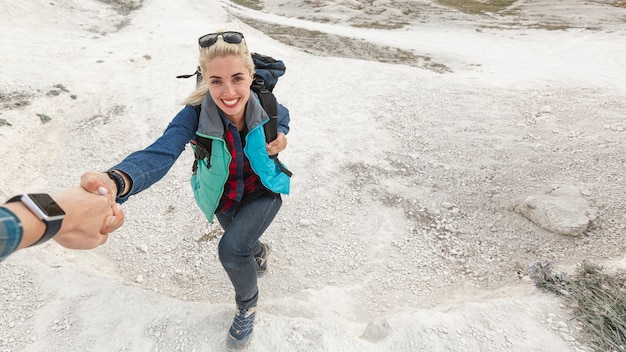 Hermosa mujer escalando montañas