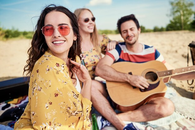 Hermosa mujer escalofriante al aire libre con mejores amigos