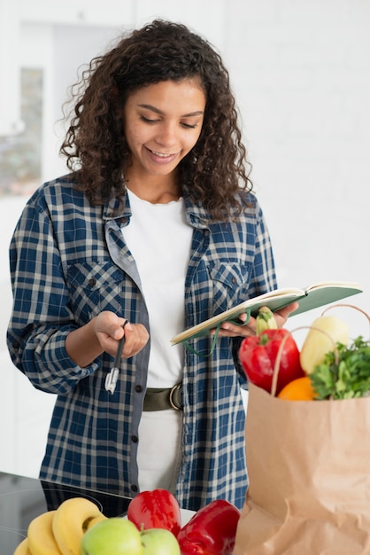 Foto gratuita hermosa mujer escribiendo en un cuaderno