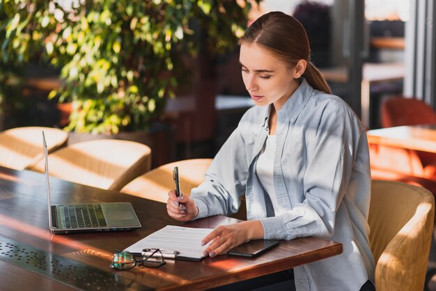 Hermosa mujer escribiendo en un portapapeles