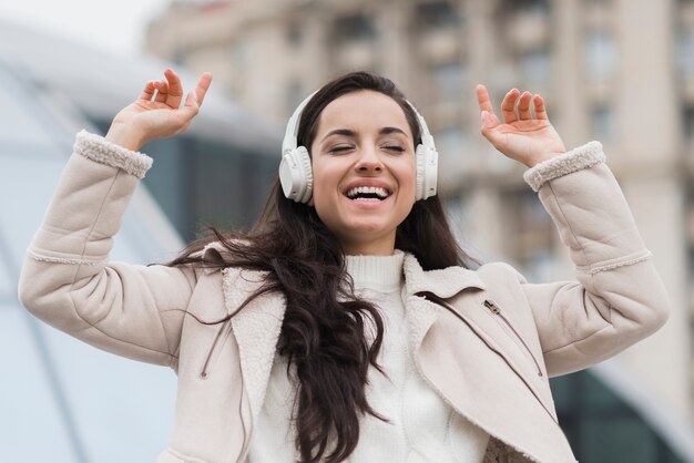 Foto gratuita hermosa mujer escuchando música con auriculares