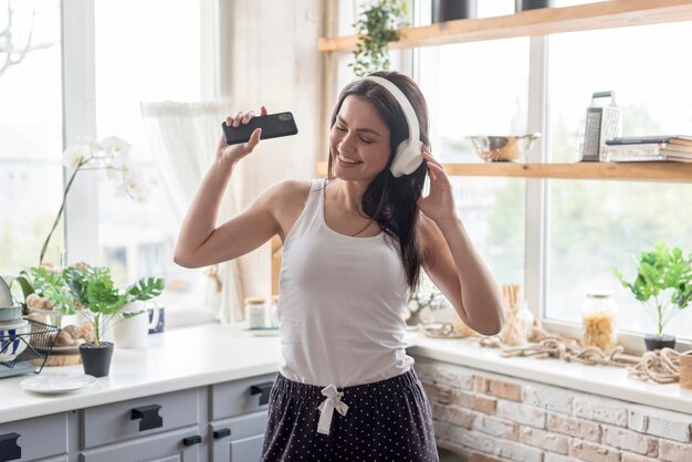 Hermosa mujer escuchando música en casa