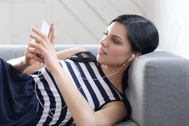 Hermosa mujer escuchando música