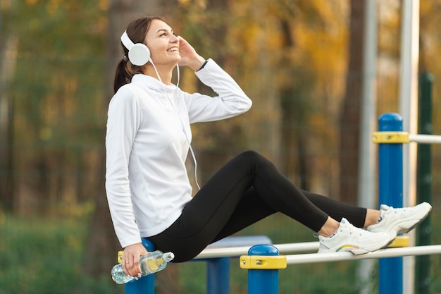 Hermosa mujer escuchando música