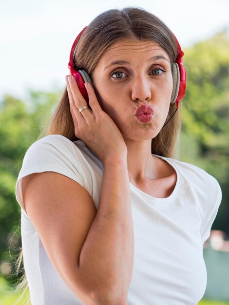 Hermosa mujer escuchando música