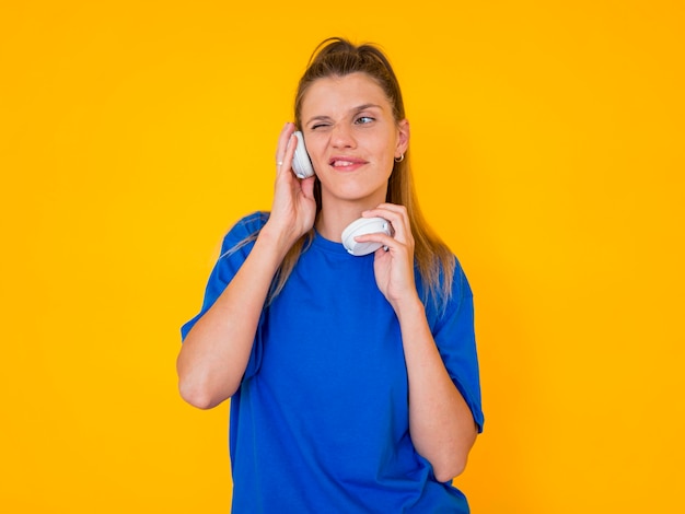 Hermosa mujer escuchando música