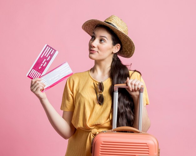 Hermosa mujer está lista para viajar