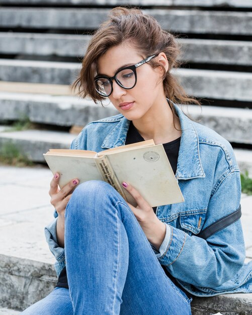 Hermosa mujer estudiando al aire libre