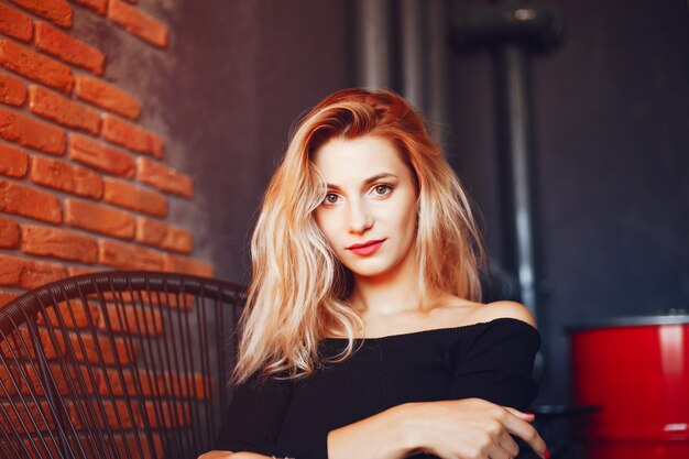 Hermosa mujer en el estudio