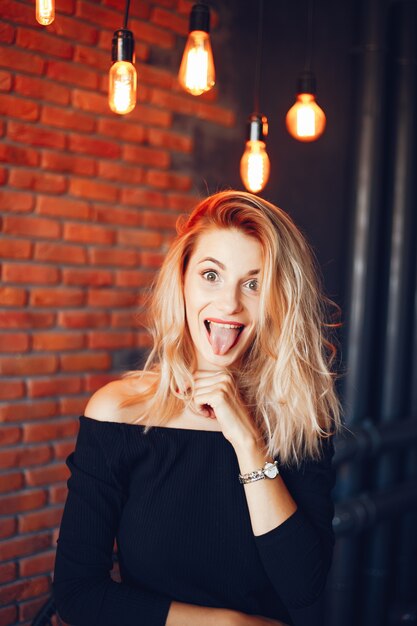 Hermosa mujer en el estudio