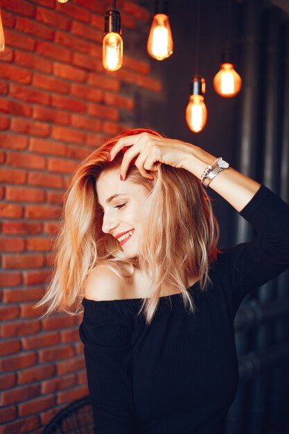 Hermosa mujer en el estudio