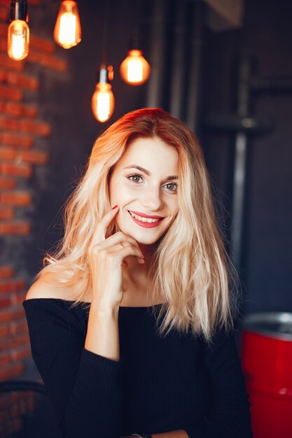 Hermosa mujer en el estudio