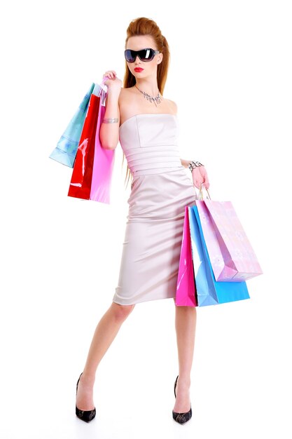 La hermosa mujer europea con estilo de moda con compras en las manos después de una campaña en las tiendas.
