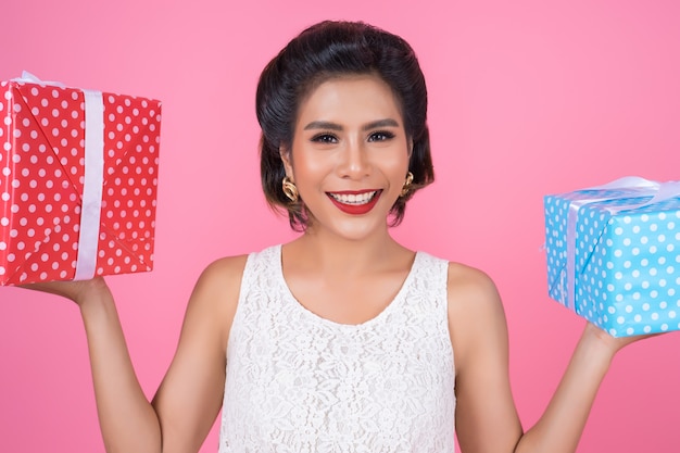 Hermosa mujer feliz con caja de regalo sorpresa