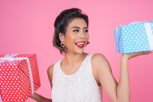 Hermosa mujer feliz con caja de regalo sorpresa