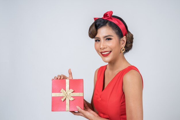 Hermosa mujer feliz con caja de regalo sorpresa