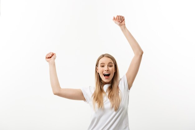 Hermosa mujer feliz en la celebración.