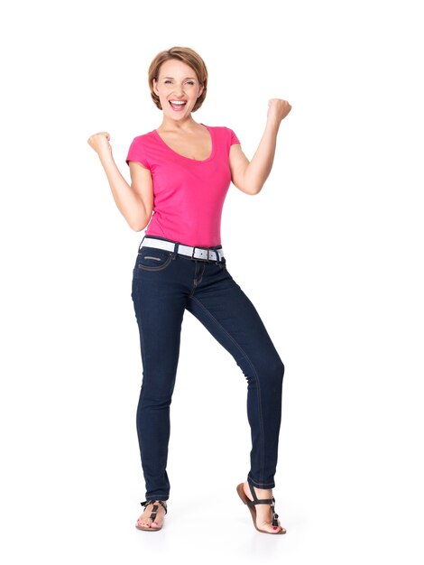 Hermosa mujer feliz celebrando el éxito de ser un ganador con expresión enérgica dinámica aislada en blanco