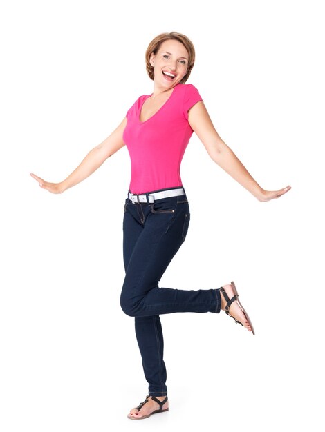 Hermosa mujer feliz celebrando el éxito de ser un ganador con expresión enérgica dinámica aislada en blanco