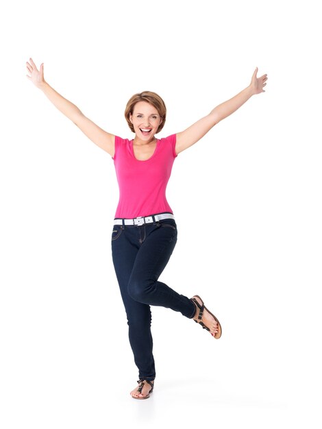 Hermosa mujer feliz celebrando el éxito de ser un ganador con expresión enérgica dinámica aislada en blanco