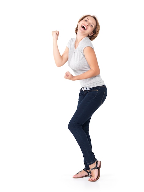 Hermosa mujer feliz celebrando el éxito de ser un ganador con expresión enérgica dinámica aislada en blanco