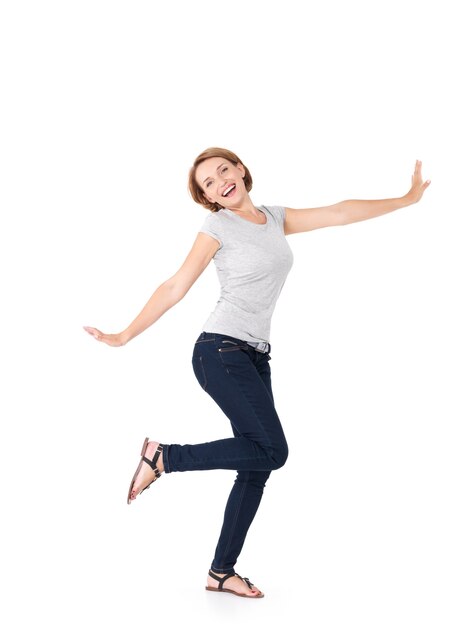 Hermosa mujer feliz celebrando el éxito de ser un ganador con expresión enérgica dinámica aislada en blanco