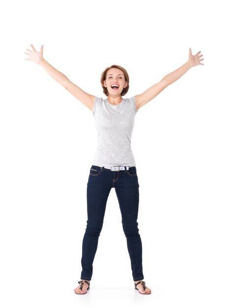 Hermosa mujer feliz celebrando el éxito de ser un ganador con expresión enérgica dinámica aislada en blanco