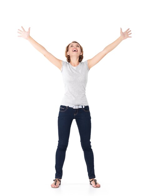 Hermosa mujer feliz celebrando el éxito de ser un ganador con expresión enérgica dinámica aislada en blanco