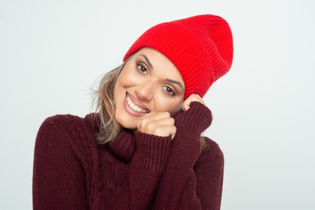 Hermosa mujer feliz en sombrero rojo