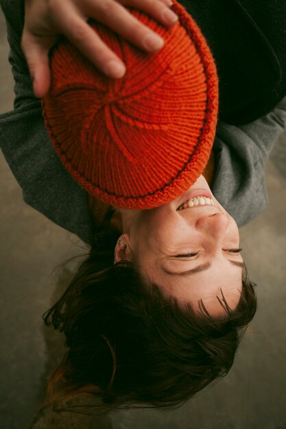 Hermosa mujer feliz y sonriente