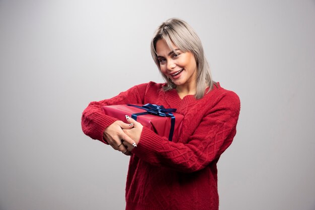 Hermosa mujer feliz con su regalo de vacaciones.