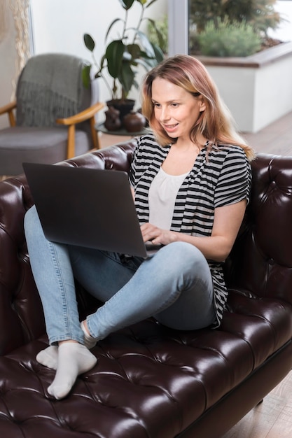 Foto gratuita hermosa mujer feliz de trabajar desde casa