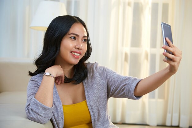 Hermosa mujer filipina posando para selfie