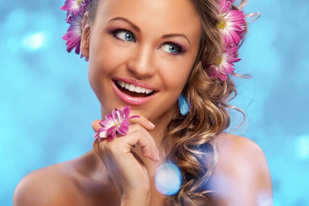 Foto gratuita hermosa mujer con flores en el pelo